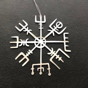 Islensk // ornement et porte-bonheur // Vegvísir (compas viking)