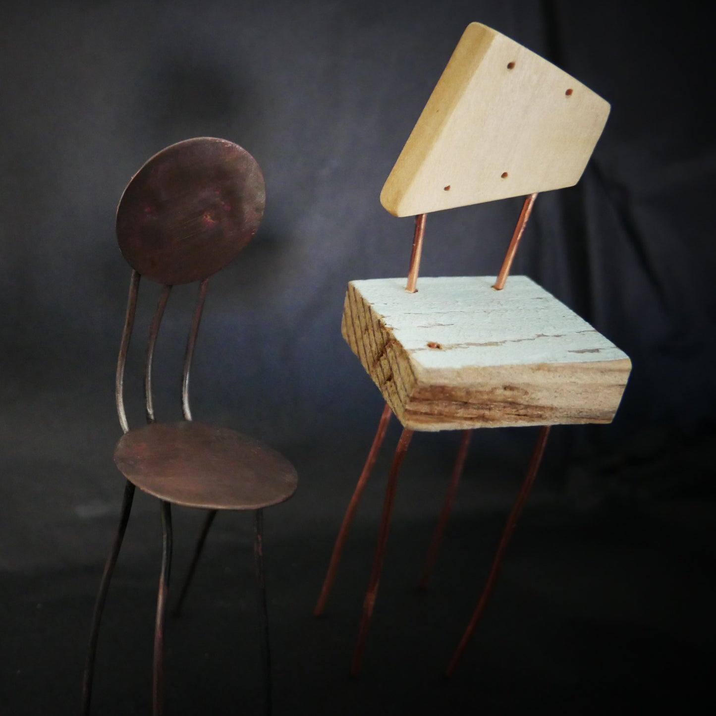 Helga Mogensen // Chaises miniatures en bois flotté et métal